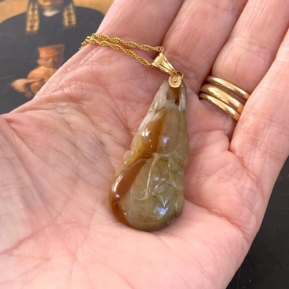 Pendant in carved variegated jade & 14K gold with lovely signed chain - Picture 4 of 8